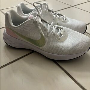 Never worn youth size 7 Nike